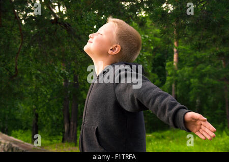 Kind Praxis Fitness- und Pranayama (Atemübungen) im Wald (Park) Stockfoto