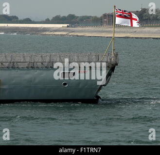 AJAXNETPHOTO. 5. MAI 2014. PORTSMOUTH, ENGLAND. -FREGATTE VERLÄSST. -HMS KENT VERLASSEN PNB FLYING WHITE ENSIGN. FOTO: TONY HOLLAND/AJAX REF: DTH140505 8578 Stockfoto