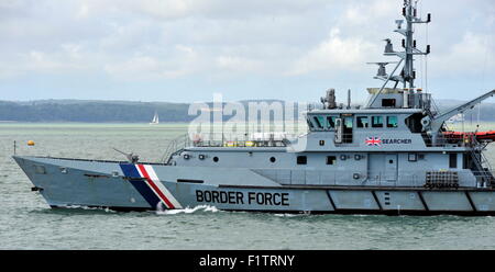 AJAXNETPHOTO. -7. MASCHINENBAUTAG 2015. PORTSMOUTH, ENGLAND. -BORDER FORCE PATROL CUTTER HMC SEARCHER HAFEN VERLASSEN. FOTO: TONY HOLLAND/AJAX REF: DTH150607 38646 Stockfoto