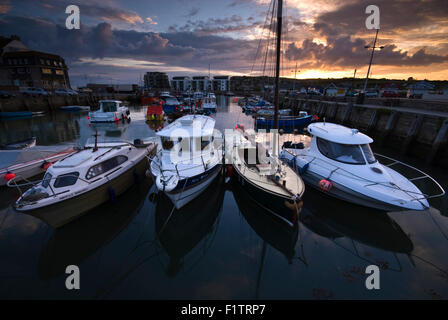 West Bay Harbour auf Dorset Jurassic Coast in der Nähe von Bridport, Dorset, England, UK Stockfoto