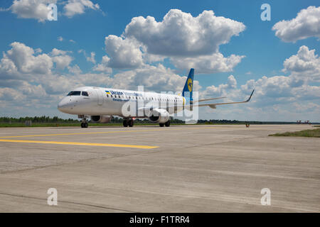 Borispol, Ukraine - 5. Juli 2014: Ukraine International Airlines Embraer ERJ-190 des Rollens zum Tor nach der Landung Stockfoto