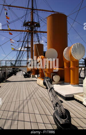 AJAXNETPHOTO. 4. JUNI 2015. PORTSMOUTH, ENGLAND. --HMS WARRIOR 1860 - AFT BLICK ENTLANG DER RIESIGEN MAINDECK. FOTO: JONATHAN EASTLAND/AJAX REF: D150406 5218 Stockfoto