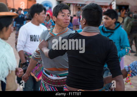 Während der Feier des Tinku, mehrere Personen konfrontiert einander vor dem starten zu kämpfen. Stockfoto