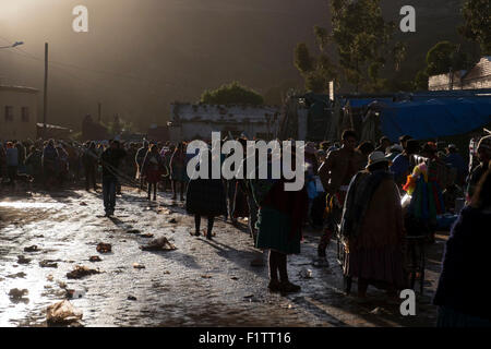 Gruppen von Menschen kommen morgens zum Dorfplatz, wo es gefeiert wird, die Tinku Stockfoto