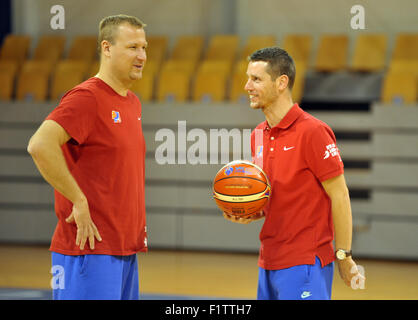 Riga, Lettland. 07. Sep, 2015. Vom linken tschechischen Trainer Assistent Pavel Benes und Lubomir Ruzicka während des Trainings vor der EuroBasket 2015 (Basketball Europameisterschaft), Gruppe D-Match zwischen Tschechien und Lettland in Riga, Lettland, 7. September 2015 abgebildet. © David Svab/CTK Foto/Alamy Live-Nachrichten Stockfoto