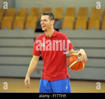 Riga, Lettland. 07. Sep, 2015. Tschechische Trainer Assistent Lubomir Ruzicka lächelt während des Trainings vor der EuroBasket 2015 (Basketball Europameisterschaft), Gruppe D-Match zwischen Tschechien und Lettland in Riga, Lettland, 7. September 2015. © David Svab/CTK Foto/Alamy Live-Nachrichten Stockfoto