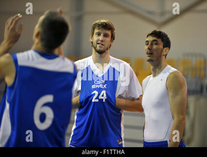 Riga, Lettland. 07. Sep, 2015. Vom linken Tschechische Pavel Pumprla stellte Jan Vesely und Jiri Welsch während des Trainings vor der EuroBasket 2015 (Basketball Europameisterschaft), Gruppe D-Match zwischen Tschechien und Lettland in Riga, Lettland, 7. September 2015. © David Svab/CTK Foto/Alamy Live-Nachrichten Stockfoto