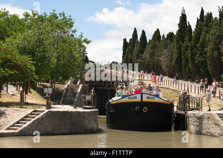 Das große Hausboot sperrt San Antonius verlassen die Fonserannes bei Béziers, Languedoc-Roussillon, Frankreich, Europa Stockfoto