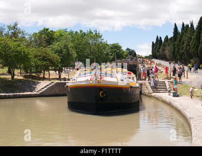 Das große Hausboot sperrt Langon verlassen die Fonserannes bei Béziers, Languedoc-Roussillon, Frankreich, Europa Stockfoto