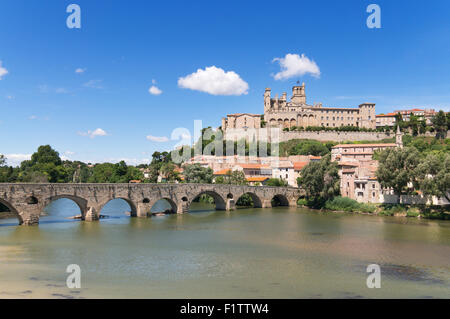 Le Pont Vieux über den Fluss Orb und die Kathedrale von Saint-Nazaire, Béziers, Languedoc-Roussillon, Frankreich, Europa Stockfoto