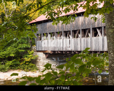 Am alten überdachte Brücke in den Wald. White Mountain National Forest Bridge von der Stadt Albany 1858 erbaut, 1970 renoviert. Stockfoto