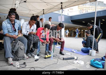 Budapest, Ungarn. 07. Sep, 2015. Eine Gruppe von Flüchtlingen macht Gebrauch von der kostenlosen Internet Zugang und Ladestationen auf dem Ostbahnhof in Budapest, Ungarn, 7. September 2015. Eine Gruppe von ungarischen Greenpeace-Aktivisten bietet kostenlosen Internetzugang für Flüchtlinge an diesem Standort. Foto: PETER ZSCHUNKE, Dpa/Alamy Live News Stockfoto