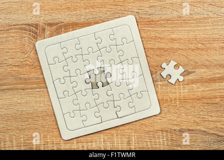 Alte Eiche Holztisch, Draufsicht platziert Stück fehlt von Jigsaw Puzzle als Textfreiraum Stockfoto