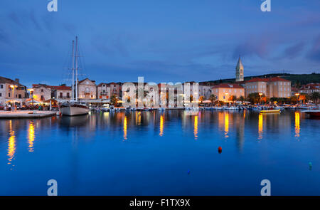 Supetar-Stadt auf der Insel Brac am Abend. Stockfoto