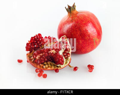 Köstlich saftige Reife Granatapfel und seine Hälfte. Studio gedreht. Stockfoto