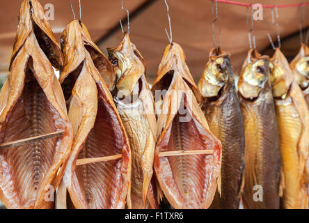 Geräucherten Fisch bereit zum Verkauf auf dem lokalen Markt Stockfoto