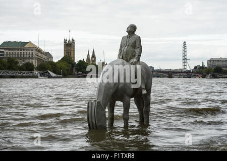 "Rising Tide" des Bildhauers Jason DeCaires Taylor. London-Statue. Fluss Themse London, UK. Skyline von London. UK-Statue. Stockfoto