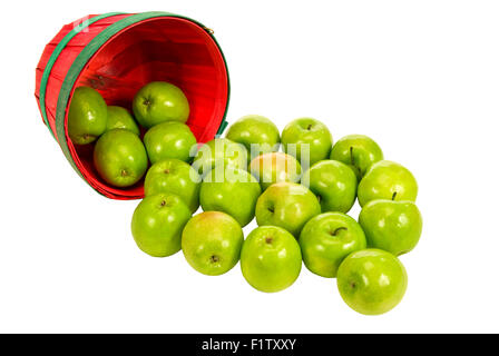 Korb voller Äpfel Verschütten auf weißem Hintergrund Stockfoto
