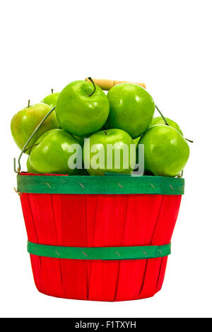 Korb voller frisch gepflückt grüne Äpfeln, Isolated on White Stockfoto