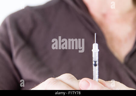 Überschüssige Insulin gespritzt aus Spritze Stockfoto