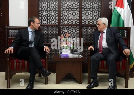 Ramallah. 7. Sep, 2015. Palestinian President Mahmoud Abbas (R) trifft sich mit französischer Minister für Wirtschaft Emmanuel Macron in der Westbank Ramallah, am 7. September 2015. Französische Wirtschaftsministerin Emmanuel Macron beteiligt sich an der Eröffnungsfeier der ersten Phase des Industrieparks in der West Bank von Bethlehem am Montag. © Pool/Xinhua/Alamy Live-Nachrichten Stockfoto