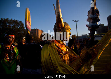 J'Ouvert, der vor der Morgendämmerung-Jahresfeier die Tritte aus der West Indian Day Parade in Brooklyn, New York. Stockfoto