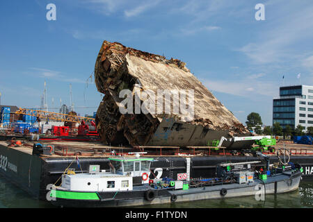 ROTTERDAM, Niederlande - 9. August 2015: Schiff Wrack im Hafen von Rotterdam, Zuid-Holland, Niederlande. Hafen von Rotterdam Stockfoto