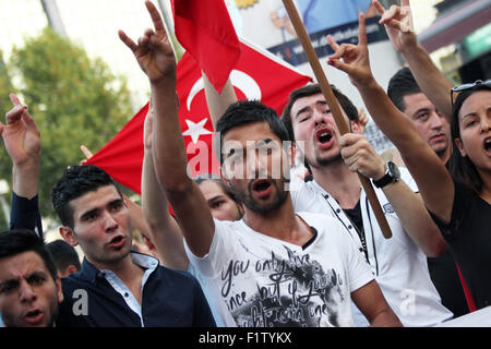 Ankara, Türkei. 7. Sep, 2015. Sep.7, 2015 - Demonstranten zeigen das Symbol des türkischen Nationalisten '' Wolf'', Demonstranten versammelten sich am KÄ±zÄ±lay Square in Ankara für protestiert gegen terroristische Anschläge und PKK (kurdische Arbeiterpartei). Türkischen General Staff Headquarters sagte 16 Soldaten getötet in PKK Bombenanschlag am Sep 6, 2015 © Tumay Berkin/ZUMA Draht/Alamy Live News Stockfoto