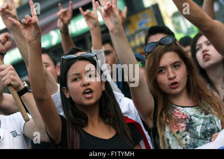 Ankara, Türkei. 7. Sep, 2015. Sep.7, 2015 - Demonstranten zeigen das Symbol des türkischen Nationalisten '' Wolf'', Demonstranten versammelten sich am KÄ±zÄ±lay Square in Ankara für protestiert gegen terroristische Anschläge und PKK (kurdische Arbeiterpartei). Türkischen General Staff Headquarters sagte 16 Soldaten getötet in PKK Bombenanschlag am Sep 6, 2015 © Tumay Berkin/ZUMA Draht/Alamy Live News Stockfoto