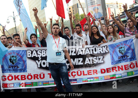 Ankara, Türkei. 7. Sep, 2015. Sep.7, 2015 - Demonstranten zeigen das Symbol des türkischen Nationalisten '' Wolf'', Demonstranten versammelten sich am KÄ±zÄ±lay Square in Ankara für protestiert gegen terroristische Anschläge und PKK (kurdische Arbeiterpartei). Türkischen General Staff Headquarters sagte 16 Soldaten getötet in PKK Bombenanschlag am Sep 6, 2015 © Tumay Berkin/ZUMA Draht/Alamy Live News Stockfoto