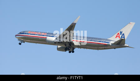 American Airlines Boeing 767 N 39356 mit Retro aus poliertem Aluminium Livery weg vom Flughafen London Heathrow LHR Stockfoto