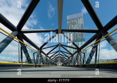 Die renovierten Ausstellung Fußgängerbrücke überqueren Whitworth Street West in der Nähe von Deansgate in Manchester. Stockfoto