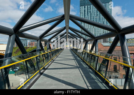 Die renovierten Ausstellung Fußgängerbrücke überqueren Whitworth Street West in der Nähe von Deansgate in Manchester. Stockfoto