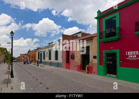 Bunt bemalten Häuser und Geschäfte säumen die Straßen in OAXACA, Mexiko Stockfoto