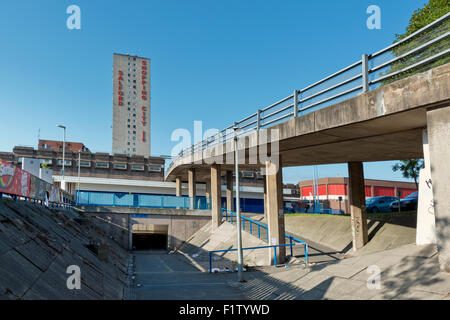 Eine externe Aufnahme der Rampe bis zu Salford Shopping Centre befindet sich in Pendleton in Salford, Greater Manchester an einem sonnigen Tag. Stockfoto