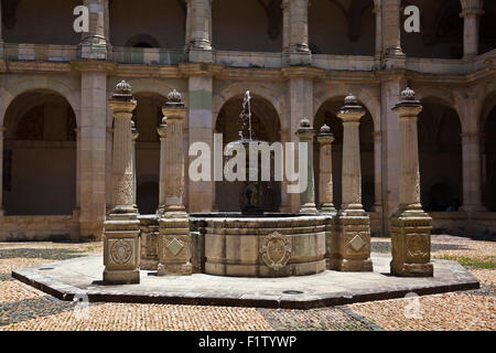 Brunnen im Innenhof in der kulturellen MUSEUM von OAXACA oder Museo de Las Culturas de Oaxaca - Mexiko Stockfoto