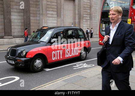 Geschäftsmann mit dem Ipod Musik hören entlang Threadneedle Street mit "Stadt Insel Schild "Taxi außerhalb der Bank von England in London UK KATHY DEWITT Stockfoto