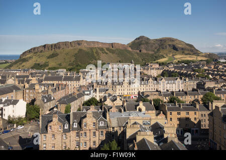 Edinburgh - Arthurs Seat und Salisbury Crags, Häuser, Gebäude, Wohnungen, Appartements in der Altstadt Stockfoto