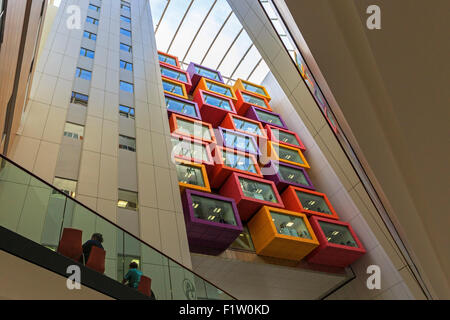 Interne Atrium des Universitätsklinikums Süd, Govan, Glasgow, Vereinigtes Königreich. Früher bekannt als die Southern General Hospital. Stockfoto