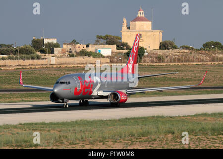 Jet2 Boeing 737-300 auf der Startbahn beim Start von Malta. Britische Fluggesellschaften, die EU und der Brexit. Flugreisen und Urlaub im Ausland. Stockfoto