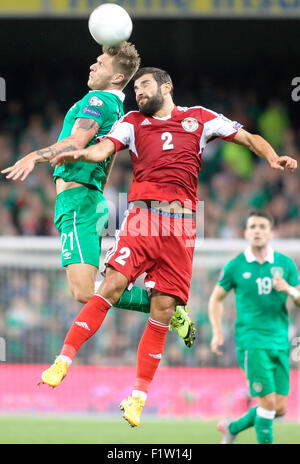 07.09.2015. Dublin, Irland. Euro 2016 qualifizieren. Irland gegen Georgien. Jeff Hendrick (Irland) und Ucha Lobzhanidze (Georgien) Herausforderung für den Ball. Stockfoto