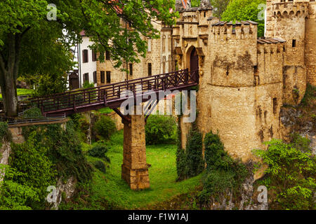 Brücke zum Schloss Lichtenstein in Deutschland Stockfoto