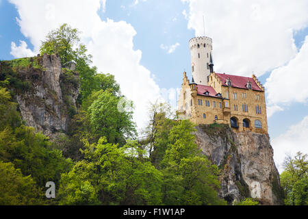 Schloss Lichtenstein in Deutschland auf Felsen Stockfoto