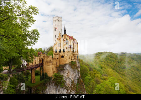 Blick auf das Schloss Lichtenstein Deutschland in Wolken Stockfoto