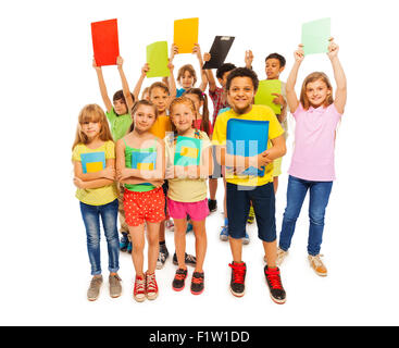 Coole Studenten Lehrbuch in die Luft heben Stockfoto