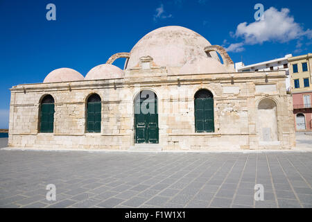 Kucuk Hasan Pascha Moschee im Hafen von Chania, Kreta, Griechenland Stockfoto