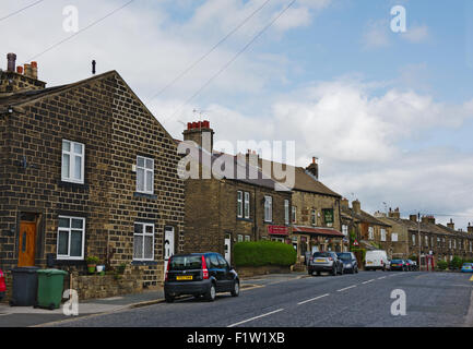 Traditionelle Naturstein-Häusern und Hauptstraße in Rodley, Leeds, West Yorkshire Stockfoto