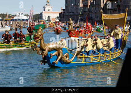Venedig, Italien - 6. September 2015: Historische Schiffe öffnen die Regata Storica, das wichtigste Ereignis in der jährlichen Stockfoto