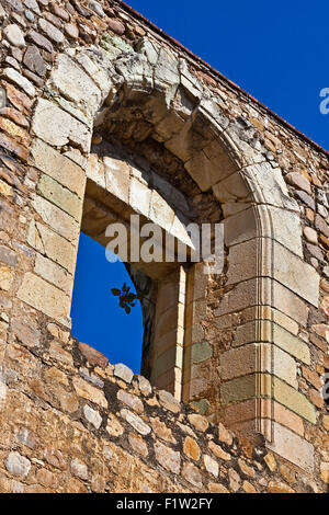 Fenster von dem Kloster aus dem 16. Jahrhundert und die Basilika des CUILAPAN das ehemalige Kloster von Santiago Apostol - CUILAPAN DE GUERRERO, MEX Stockfoto