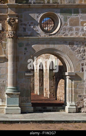 Das Kloster aus dem 16. Jahrhundert und die Basilika von CUILAPAN wurde das ehemalige Kloster von Santiago Apostol - CUILAPAN DE GUERRERO, Mexiko-ne Stockfoto